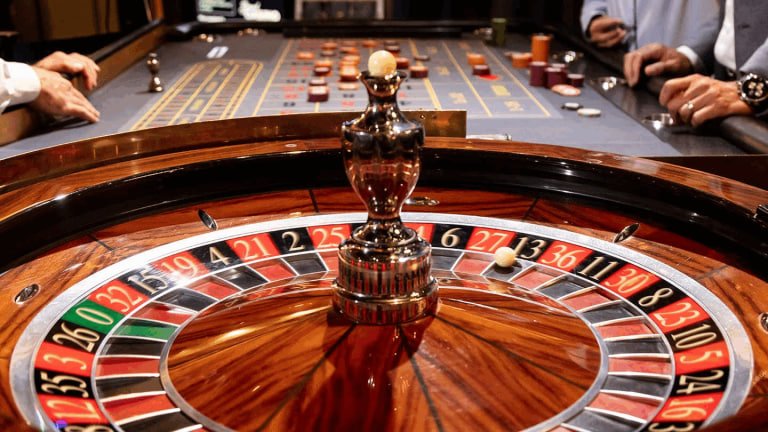Meja poker langsung dengan dealer profesional dan streaming video multi-kamera di platform aloha 4d