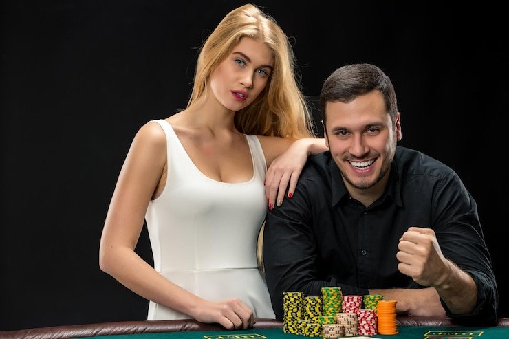 Tampilan UI aplikasi aloha 4d menunjukkan daftar meja poker dengan batas taruhan, jumlah pemain, dan status dealer